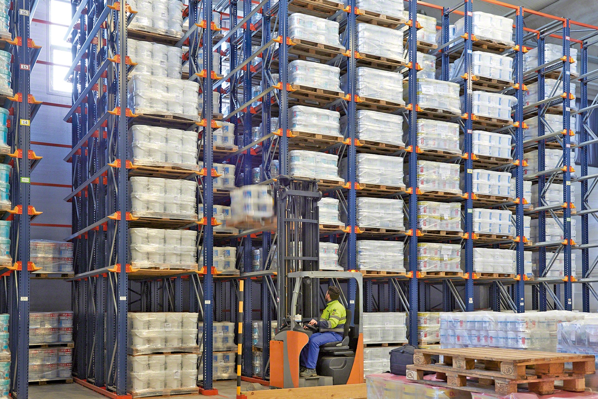 緊湊的貨架是利用倉庫最大容量的理想施工系統
