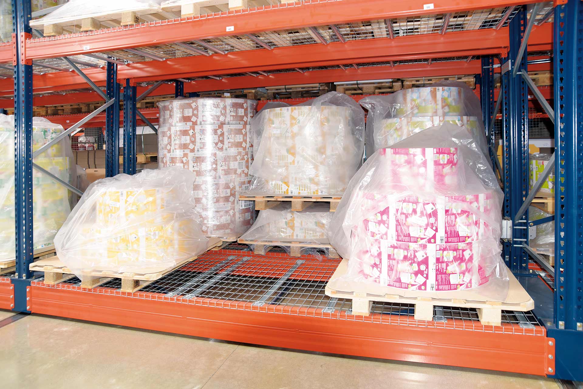 在Movirack貨架上，通常將貨架放置在貨架上以確保商品的穩定性