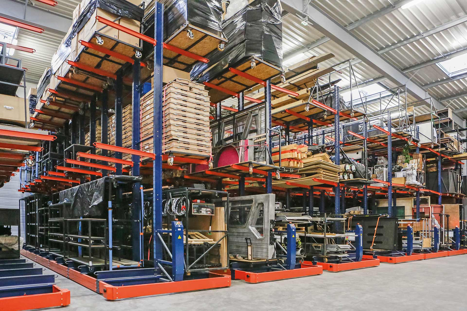 移動式施工系統可以與懸臂式貨架結合使用，以存儲不規則的商品，例如管子或金屬板