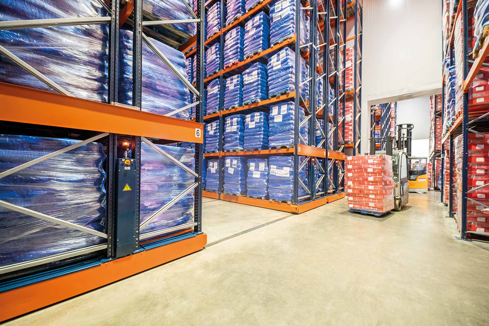 Movirack施工系統可以根據每個倉庫的需求與常規貨架結合使用